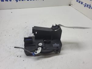 Begagnade Dörrlåsmekanism, 2-dörrars, höger Opel Vivaro 1.9 DTI 16V Pris € 24,20 Inklusive moms erbjuds av Autorec. Gebr. Prins b.v.