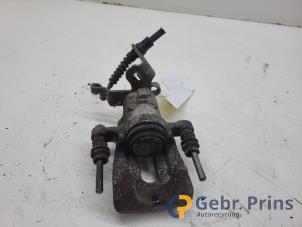 Używane Zacisk hamulcowy lewy tyl Skoda Octavia Combi (5EAC) 1.4 TSI 16V Cena € 40,00 Procedura marży oferowane przez Autorec. Gebr. Prins b.v.