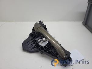 Begagnade Dörrhandtag, 4-dörrars, höger fram Mercedes B (W245) 1.5 B-160 16V Pris € 25,00 Marginaltabell erbjuds av Autorec. Gebr. Prins b.v.