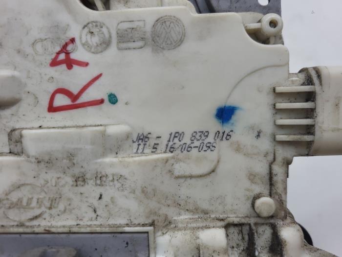 Dörrmekanism, 4-dörrars, höger bak från en Seat Leon (1P1) 2.0 TFSI 16V 2006