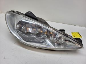 Begagnade Strålkastare, höger Peugeot 206 CC (2D) 1.6 16V Pris € 30,00 Marginaltabell erbjuds av Autorec. Gebr. Prins b.v.