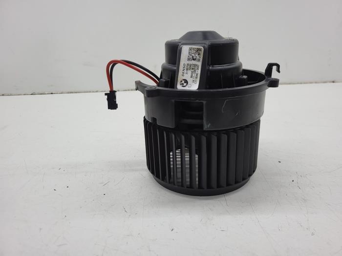 Fläktmotor för uppvärmning och ventilation från en BMW 2 serie Gran Tourer (F46) 220i 2.0 TwinPower Turbo 16V 2019