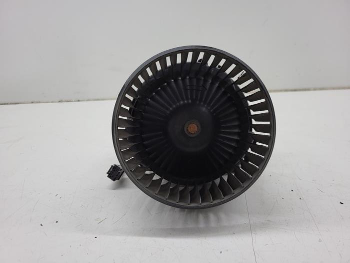 Fläktmotor för uppvärmning och ventilation från en BMW 2 serie Gran Tourer (F46) 220i 2.0 TwinPower Turbo 16V 2019