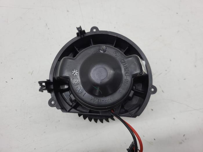 Fläktmotor för uppvärmning och ventilation från en BMW 2 serie Gran Tourer (F46) 220i 2.0 TwinPower Turbo 16V 2019