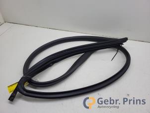 Begagnade Dörrtätning, 4-dörrars, höger bak Tesla Model 3 RWD 60 kWh Pris € 50,00 Marginaltabell erbjuds av Autorec. Gebr. Prins b.v.