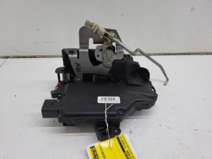 Begagnade Dörrlåsmekanism, 4-dörrars, höger fram Audi A2 (8Z0) 1.4 16V Pris € 25,00 Marginaltabell erbjuds av Autorec. Gebr. Prins b.v.
