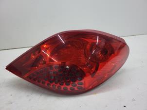 Gebruikte Achterlicht links Peugeot 207 CC (WB) 1.6 16V Prijs € 30,00 Margeregeling aangeboden door Autorec. Gebr. Prins b.v.