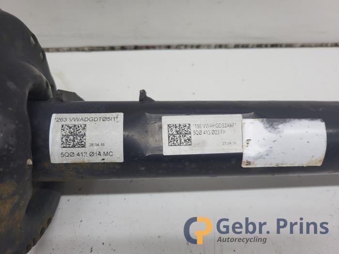 Stötdämparstång, höger fram från en Volkswagen Golf VII (AUA) 1.2 TSI 16V 2016