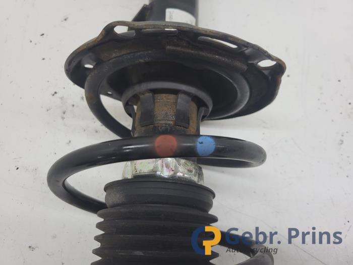 Stötdämparstång, höger fram från en Volkswagen Golf VII (AUA) 1.2 TSI 16V 2016