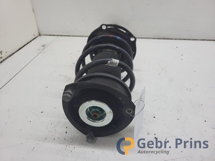 Stötdämparstång, höger fram från en Volkswagen Golf VII (AUA) 1.2 TSI 16V 2016