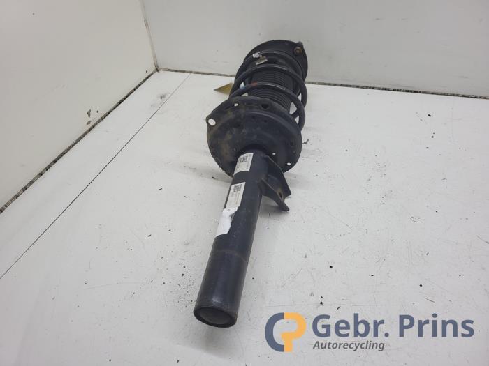 Stötdämparstång, höger fram från en Volkswagen Golf VII (AUA) 1.2 TSI 16V 2016