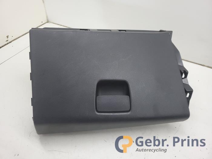 Dashboardkastje van een Hyundai i10 (B5) 1.0 12V 2016