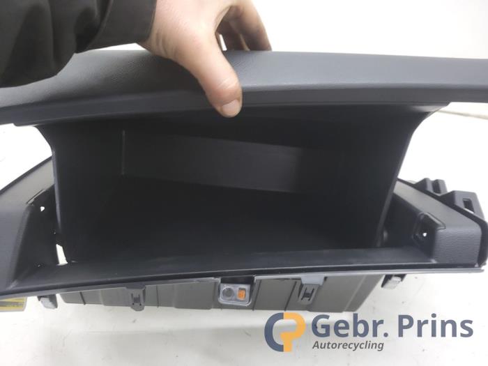 Dashboardkastje van een Hyundai i10 (B5) 1.0 12V 2016