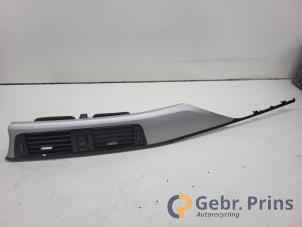 Gebruikte Luchtrooster Dashboard BMW 3 serie Touring (F31) 330d 3.0 24V Prijs € 35,00 Margeregeling aangeboden door Autorec. Gebr. Prins b.v.