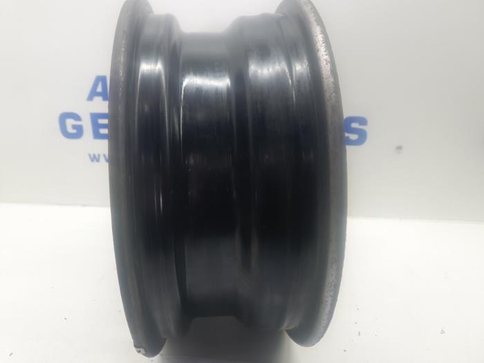 Hjul från en Renault Twingo II (CN) 1.2 16V 2011