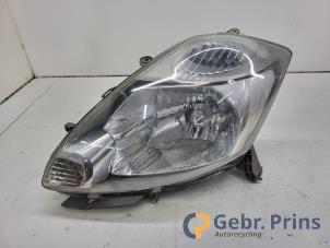 Gebruikte Koplamp links Daihatsu Sirion 2 (M3) 1.0 12V DVVT Prijs € 50,00 Margeregeling aangeboden door Autorec. Gebr. Prins b.v.
