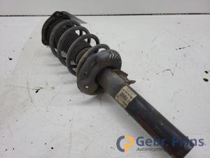 Gebruikte Schokdemperpoot rechts-voor Volkswagen Passat Variant (3C5) 2.0 FSI 16V Prijs € 40,00 Margeregeling aangeboden door Autorec. Gebr. Prins b.v.
