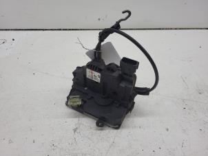 Begagnade Dörrlåsmekanism, 4-dörrars, vänster fram Opel Corsa D 1.4 16V Twinport Pris € 20,00 Marginaltabell erbjuds av Autorec. Gebr. Prins b.v.