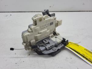 Begagnade Dörrlåsmekanism, 2-dörrars, höger Volkswagen Eos (1F7/F8) 1.4 TSI 16V BlueMotion Pris € 50,00 Marginaltabell erbjuds av Autorec. Gebr. Prins b.v.