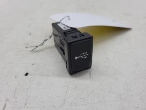 Gebruikte AUX/USB aansluiting Toyota Yaris III (P13) 1.5 16V Hybrid Prijs € 20,00 Margeregeling aangeboden door Autorec. Gebr. Prins b.v.