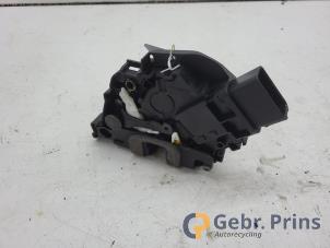 Używane Mechanizm blokady drzwi lewych przednich wersja 4-drzwiowa Ford Mondeo IV Wagon 2.2 TDCi 16V Cena € 20,00 Procedura marży oferowane przez Autorec. Gebr. Prins b.v.