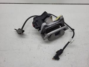 Używane Zacisk hamulcowy prawy tyl Tesla Model Y (5YJY) RWD Cena € 100,00 Procedura marży oferowane przez Autorec. Gebr. Prins b.v.