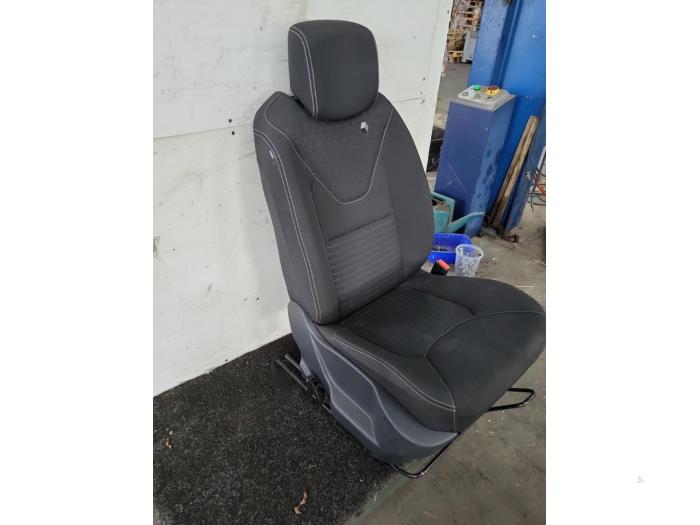 Stoel rechts van een Renault Clio IV (5R) 1.2 16V 2016