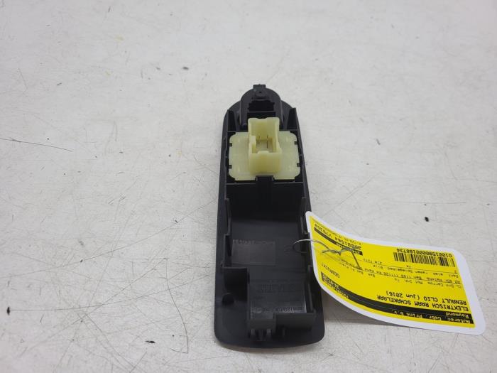 Elektrisch Raam Schakelaar van een Renault Clio IV (5R) 1.2 16V 2016