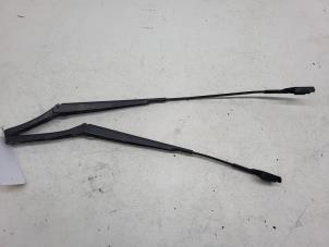 Begagnade Svängarmsats vindrutetorkare Volkswagen Scirocco (137/13AD) 1.4 TSI 160 16V Pris € 25,00 Marginaltabell erbjuds av Autorec. Gebr. Prins b.v.