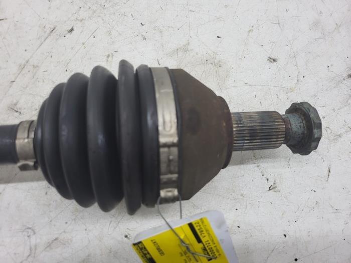 Aandrijfas links-voor van een Volkswagen Polo V (6R) 1.2 TDI 12V BlueMotion 2010