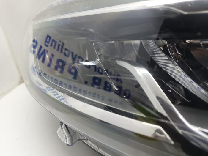 Koplamp rechts van een Renault Captur (2R) 1.3 TCE 150 16V 2019