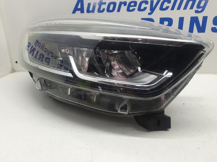 Koplamp rechts van een Renault Captur (2R) 1.3 TCE 150 16V 2019