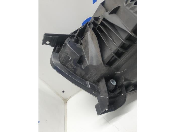 Koplamp rechts van een Renault Captur (2R) 1.3 TCE 150 16V 2019