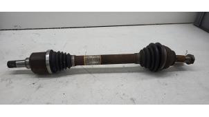 Begagnade Drivaxel, vänster fram Peugeot 208 I (CA/CC/CK/CL) 1.6 Blue HDi 100 Pris € 40,00 Marginaltabell erbjuds av Autorec. Gebr. Prins b.v.