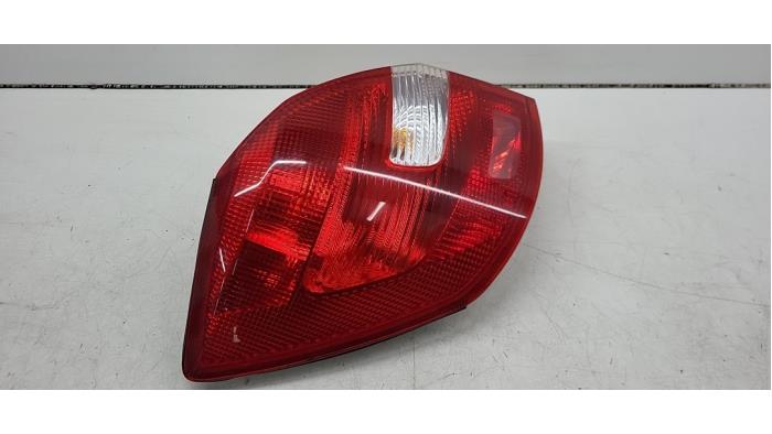 Baklykta, vänster från en Skoda Fabia II Combi 1.2 TSI 2012