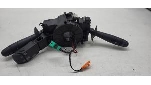 Używane Przelacznik Combi kolumny kierownicy Renault Trafic New (FL) 2.0 dCi 16V 90 Cena € 42,35 Z VAT oferowane przez Autorec. Gebr. Prins b.v.