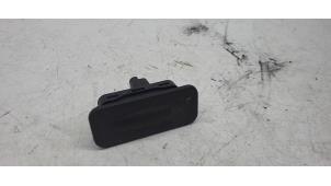 Gebruikte Handgreep Achterklep Nissan Qashqai (J11) 1.2 DIG-T 16V Prijs € 20,00 Margeregeling aangeboden door Autorec. Gebr. Prins b.v.