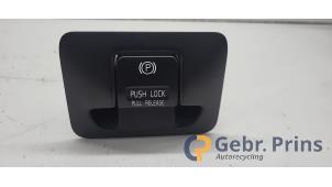 Używane Przelacznik hamulca postojowego Volvo V60 I (FW/GW) 1.6 T3 16V Cena € 15,00 Procedura marży oferowane przez Autorec. Gebr. Prins b.v.