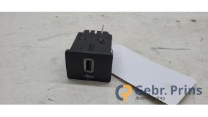 Begagnade AUX/USB-anslutning Ford Focus 4 Wagon 1.0 Ti-VCT EcoBoost 12V 100 Pris € 20,00 Marginaltabell erbjuds av Autorec. Gebr. Prins b.v.