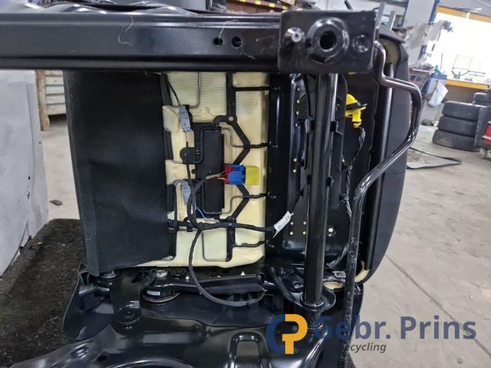 Säte, vänster från en Renault Captur (2R) 1.2 TCE 16V EDC 2018