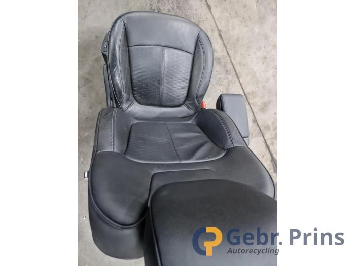 Säte, vänster från en Renault Captur (2R) 1.2 TCE 16V EDC 2018