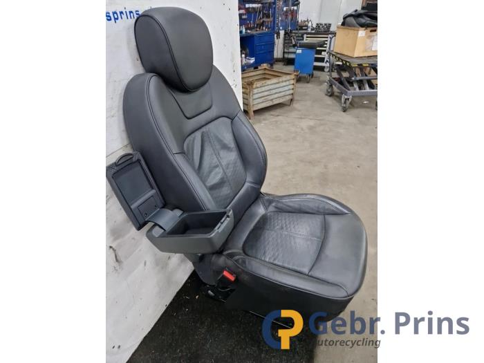 Säte, vänster från en Renault Captur (2R) 1.2 TCE 16V EDC 2018