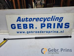 Gebruikte Kofferdekseldemper links-achter Nissan Juke Prijs € 15,00 Margeregeling aangeboden door Autorec. Gebr. Prins b.v.