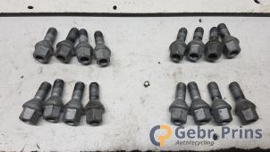 Gebruikte Wielbouten set Renault Twingo III (AH) 1.0 SCe 70 12V Prijs € 20,00 Margeregeling aangeboden door Autorec. Gebr. Prins b.v.