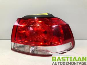 Begagnade Baklykta, höger Volkswagen Golf VI (5K1) 1.6 TDI 16V Pris € 25,00 Marginaltabell erbjuds av Bastiaan Autodemontage