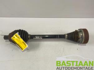 Begagnade Drivaxel, vänster fram Skoda Octavia Combi (1Z5) 1.2 TSI Pris € 49,99 Marginaltabell erbjuds av Bastiaan Autodemontage