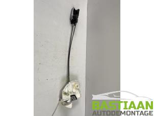 Begagnade Dörrlåsmekanism, 4-dörrars, höger fram Opel Agila (B) 1.0 12V Pris € 32,00 Marginaltabell erbjuds av Bastiaan Autodemontage