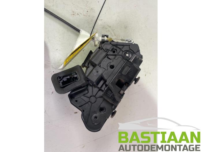 Dörrlåsmekanism, 2-dörrars, vänster från en Volkswagen Golf VI (5K1) 1.4 16V 2011