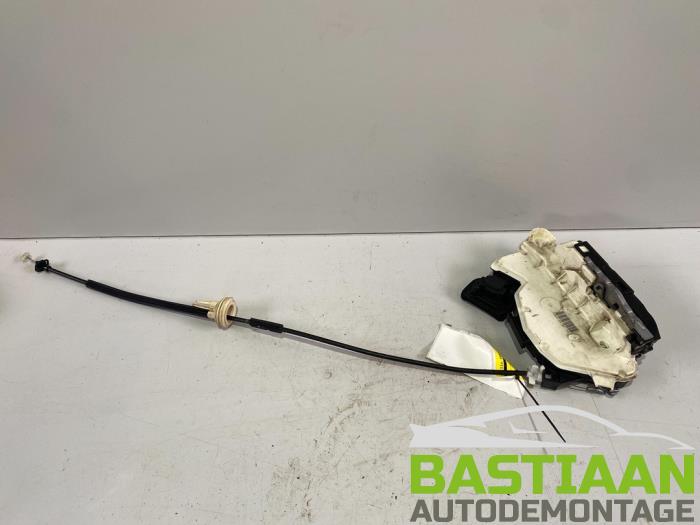 Dörrlåsmekanism, 2-dörrars, vänster från en Volkswagen Golf VI (5K1) 1.4 16V 2011