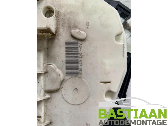 Dörrlåsmekanism, 2-dörrars, vänster från en Volkswagen Golf VI (5K1) 1.4 16V 2011